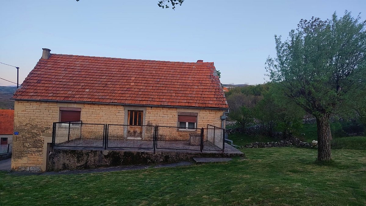 Kuća sa zemljištem - Dobro, Livno